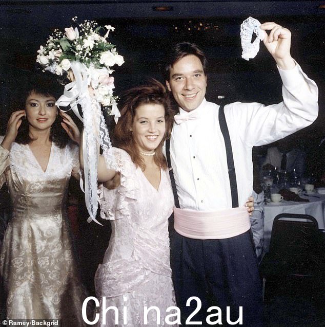 喜气洋洋的新娘:丽莎在 1988 年的婚礼当天出现。她的第一次婚姻是在她 20 岁时嫁给了音乐家 Danny Keough (R)