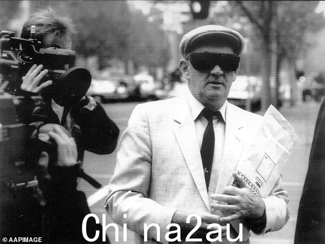 天主教牧师 Gerald Ridsdale,1994 年因恋童癖指控入狱。他与 George Pell 同住