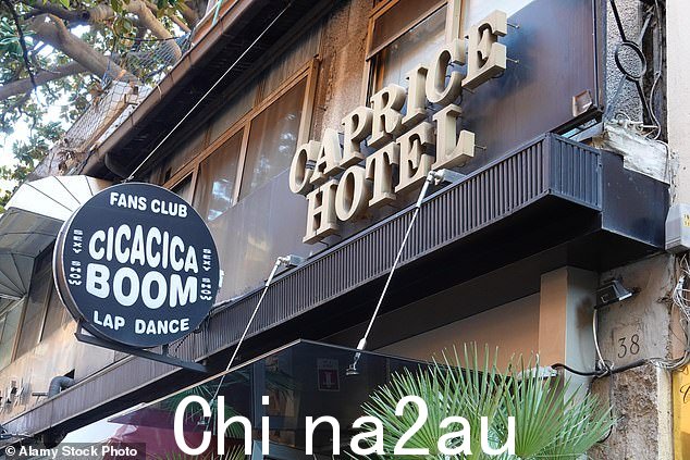 APPG 秘书处查询了一份出租车账单,注意到收据上有罗马 Cica Cica Boom 脱衣舞俱乐部的名称(如图)