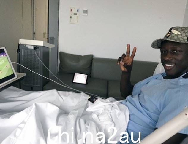 Mendy 在 Twitter 上分享的一张照片,显示他在病床上观看足球比赛