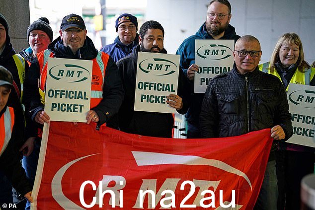 业内人士声称,在 RMT 最近的两个罢工日,也就是上周的周五和周六,Network Rail 的一半员工出现在“数十个”车站和信号箱工作。图为:1 月 7 日周六的罢工者
