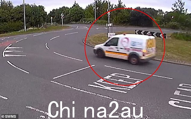 Benjamin Parry 的货车在猛烈撞击前几秒在德文郡普利茅斯附近的 A38 支路的大卫克劳福德的川崎摩托车后面