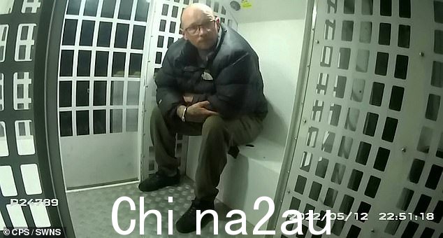 帕里因涉嫌谋杀被捕的那一刻。他后来被无罪释放,但因过失杀人罪被定罪