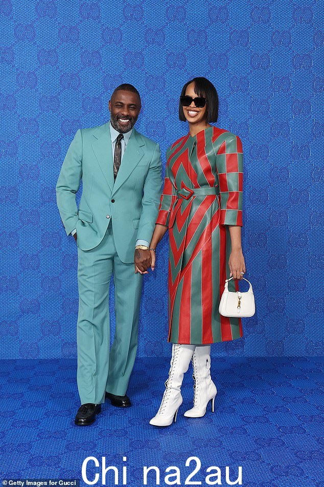 给我们一个微笑:周五下午,这对漂亮的一对穿着令人难以置信的 Gucci 服装走秀,走在印有花押字的蓝色地毯上