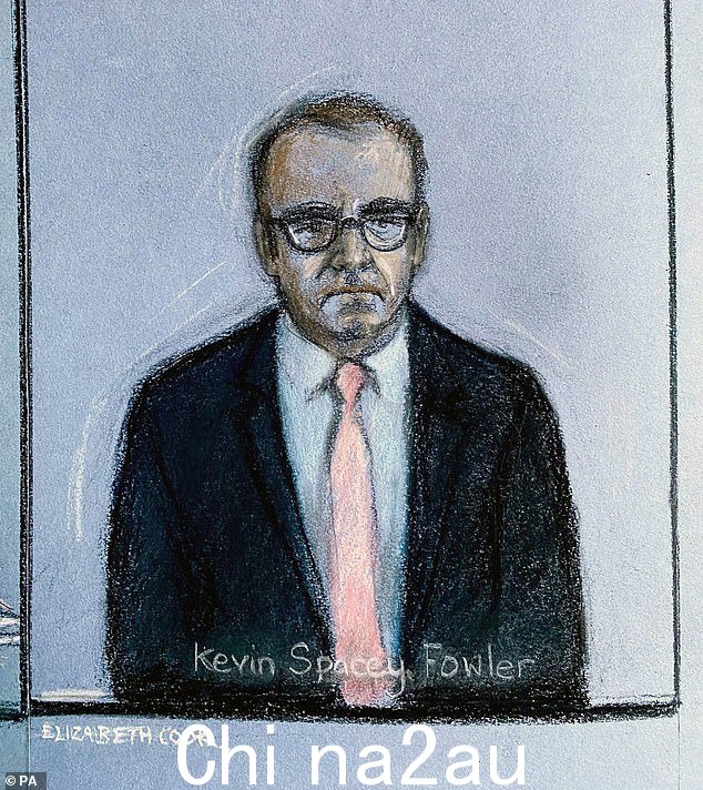 Elizabeth Cook 为演员 Kevin Spacey 在伦敦 Southwark Crown Court 通过视频连线拍摄的宫廷艺术家素描