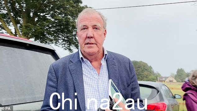 戏剧:本周早些时候,Jeremy 猛烈抨击禁止他在 Diddly Squat 农场出售他的农业书籍的委员会官员,因为他们告诉他这本书在当地生产的不够