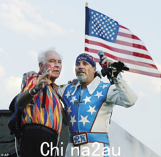 与他著名的父亲:Robbie 2006 年与他的父亲 Evel Knievel 在一起;Evel 于 2007 年去世