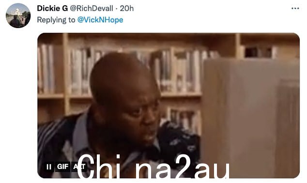 大声笑:粉丝们歇斯底里地冲到评论区,其中一篇写道:'俏皮',另一个补充说:'这令人作呕和肮脏,我喜欢它'