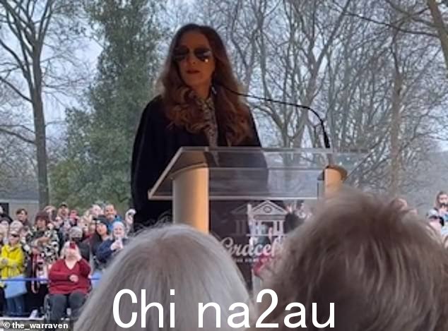 Lisa Marie Presley 在她父亲孟菲斯的庄园 Graceland 告诉忠实的粉丝,她几乎没有离开过家,他们是“唯一能把我带出家门的人”。猫王 88 岁生日就在她突然去世前几天