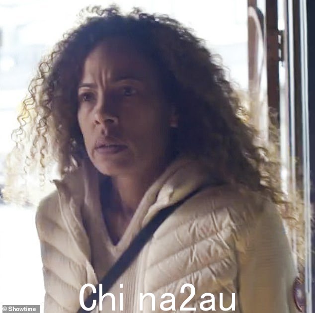 危机?:青少年时期由 Jasmin Savoy Brown 饰演的 Taissa,在 Tawny Cypress 描绘的成年生活中表现出明显的痛苦