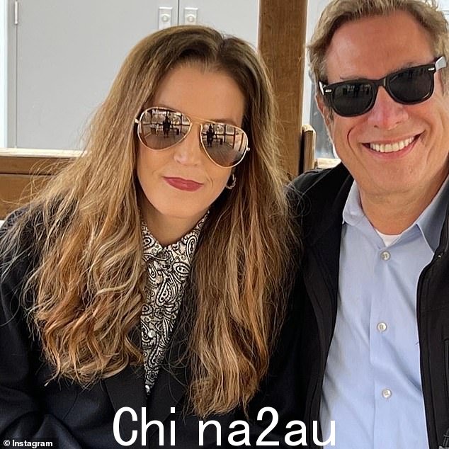 Lisa Marie Presley(左)希望与专家 David Kessler(右)开始一个悲伤的播客,他最近陪她周末回到 Graceland