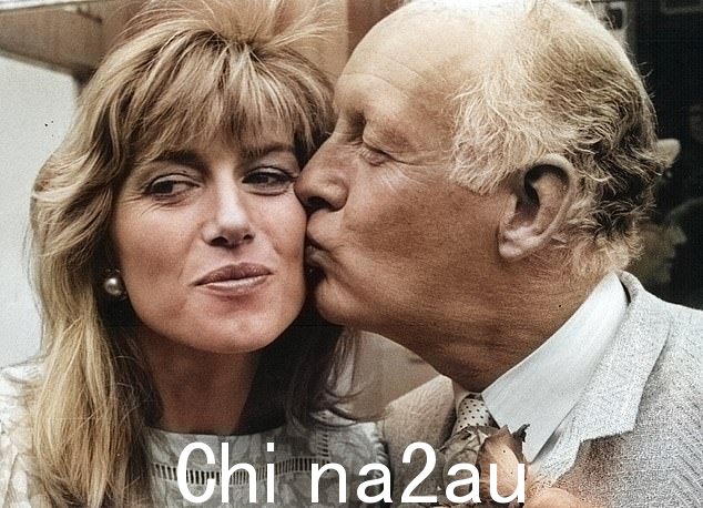 Selina Scott 与电视节目主持人 Frank Bough 离开早餐时间