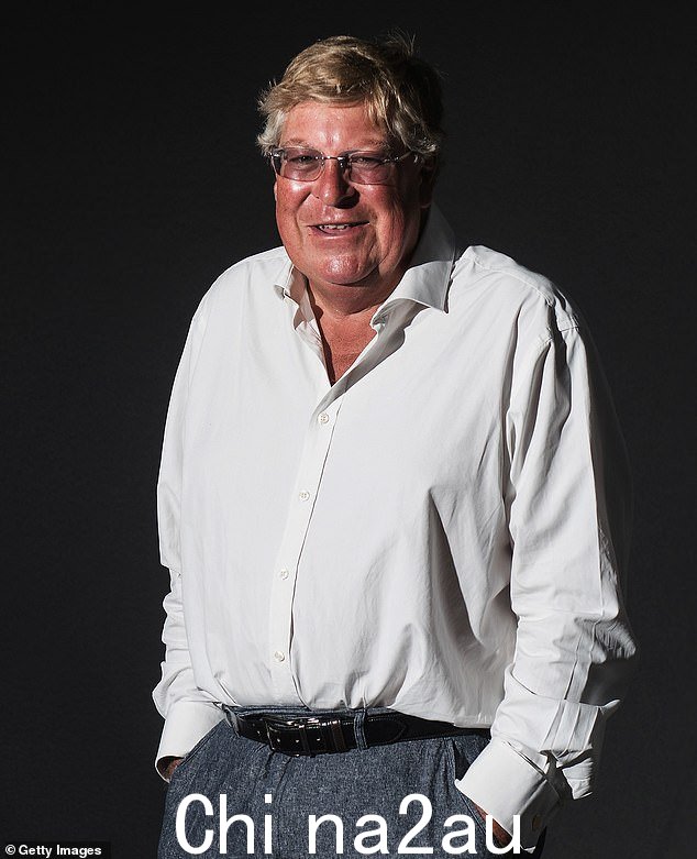Edward Stourton(如图),7 年前被诊断出患有前列腺癌,他说他“生活”在这种疾病中,重要的是他没有让它定义他