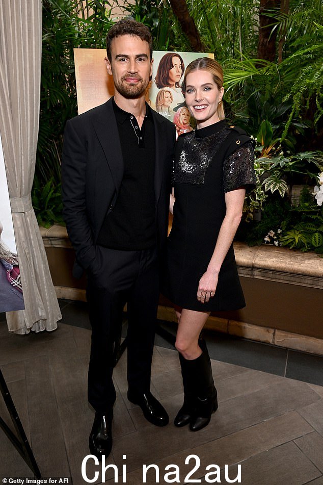 别致:白莲花 Theo James 和 Meghann Fahy 周五下午在洛杉矶参加 AFI 颁奖午宴时看起来很时尚