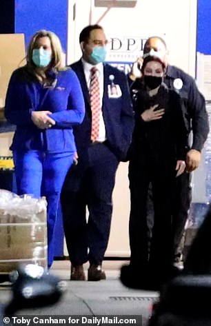 Priscilla Presley,Lisa Marie 的母亲,有人看到她在女儿发生紧急医疗事故后数小时内赶往 West Hills 医院和医疗中心,也可以提出索赔