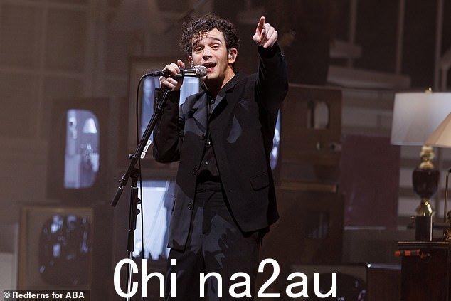 Show:除了在晚会上玩得开心之外,Matty 还与他的 The 1975 乐队成员 - George、Adam Hann 和 Ross MacDonald - 在 O2 竞技场进行了另一场轰动一时的表演