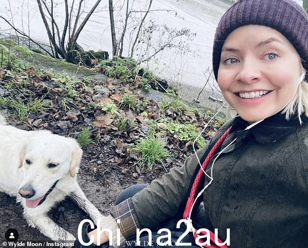 Laidback:Holly Willoughby 在周三下雨带她心爱的狗 Bailey 出去散步时保持休闲