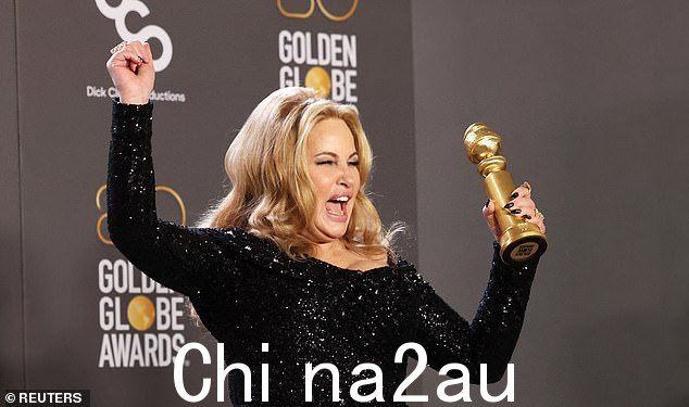 我就是喜欢詹妮弗柯立芝。她拥有同龄女性不应该拥有的一切。图为:詹妮弗柯立芝凭借《白莲花》获得最佳女配角奖,美国加利福尼亚州比佛利山庄,1 月 10 日, 2023