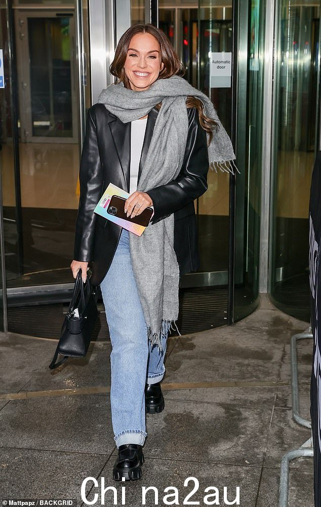 时尚:Vicky Pattison 裹着灰色围巾和皮夹克,周六离开伦敦 BBC 工作室