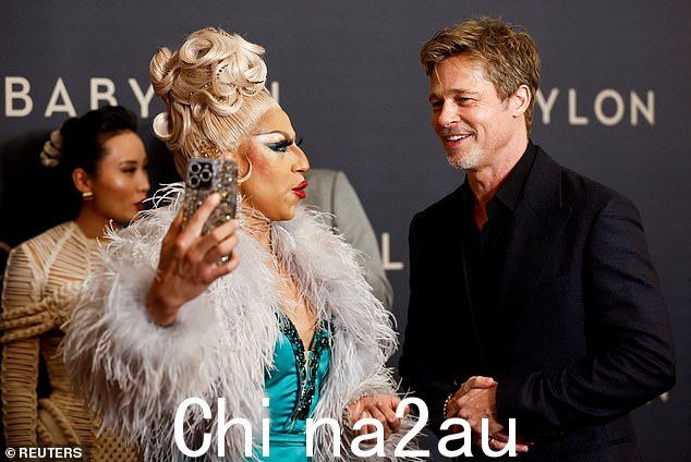 多么一对!他和变装皇后合影留念,她看起来棒极了(左)