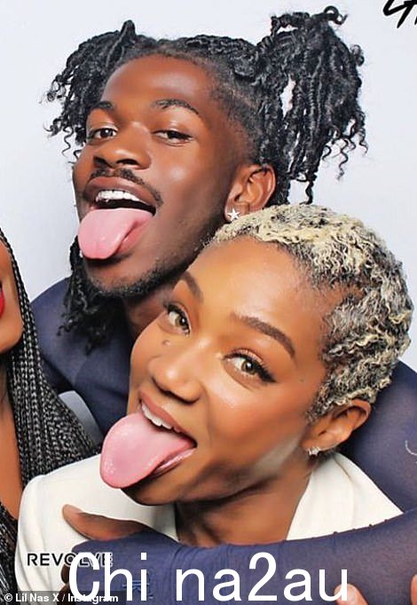 伸出舌头:他还被拍到用一只胳膊搂着 Tiffany Haddish