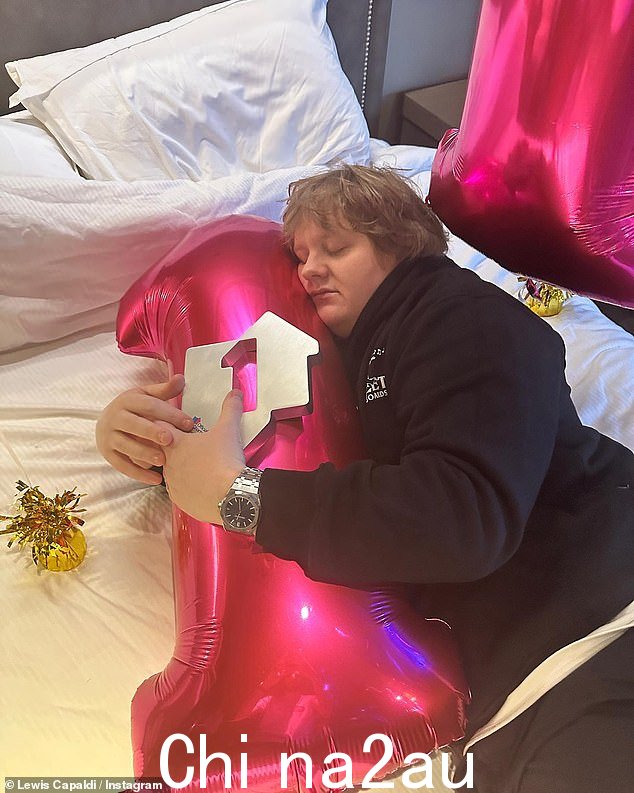 Happy! 这位苏格兰歌手在 Instagram 上庆祝了这一成就,分享他自己舔和拥抱一号形状气球的照片
