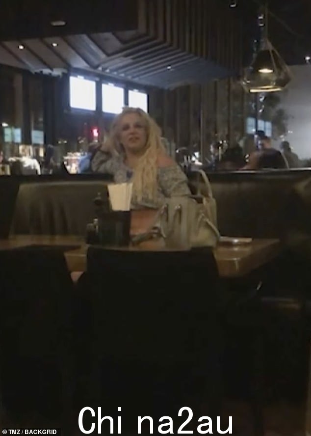 Yikes:目击者称这位格莱美奖得主变得越来越沮丧,开始“大喊大叫”并胡言乱语,这促使她的配偶气愤地离开了” class=
