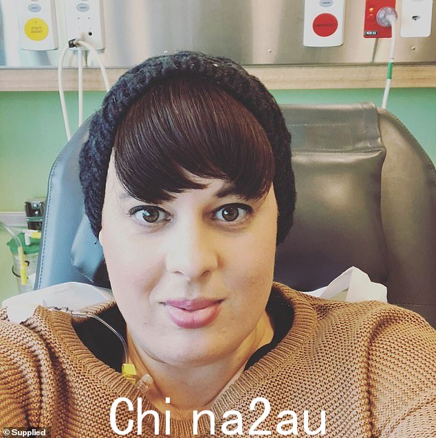 Nicole 首先进行了双粘膜切除术,随后进行了两轮 IVF 以保持生育能力,然后在 2018 年进行了六个月的化疗(化疗期间拍摄) )