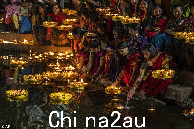 13.排灯节会在哪两个月倒下? A 四月或五月 B 九月或十月 C 五月或六月 D 十月或十一月