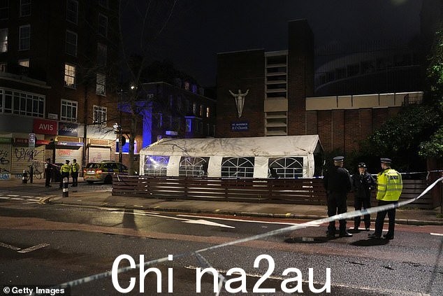 巴士路线已改道。已警告驾车者在该地区行驶时有大量警察在场,预计会有延误