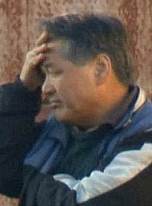 Masaaki Imadea(上图)在大火烧毁房产后的几天里在现场