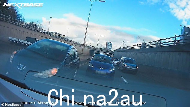 '当我停下来时,我总是看着我的后视镜,注意到他发出尖锐的刹车声并撞上了中央分隔板。他损坏了他的车的侧面,'他继续说