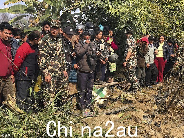 当地人在博卡拉观看客机残骸