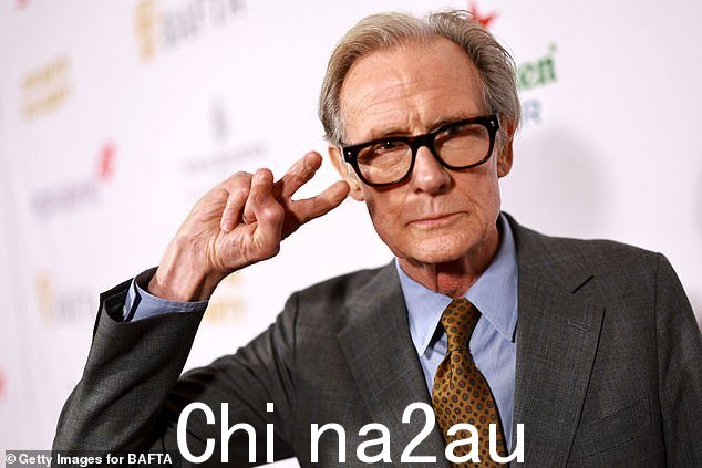 姿势!这位金球奖演员在红地毯上摆出一系列俏皮的姿势,然后加入凯特的狂欢