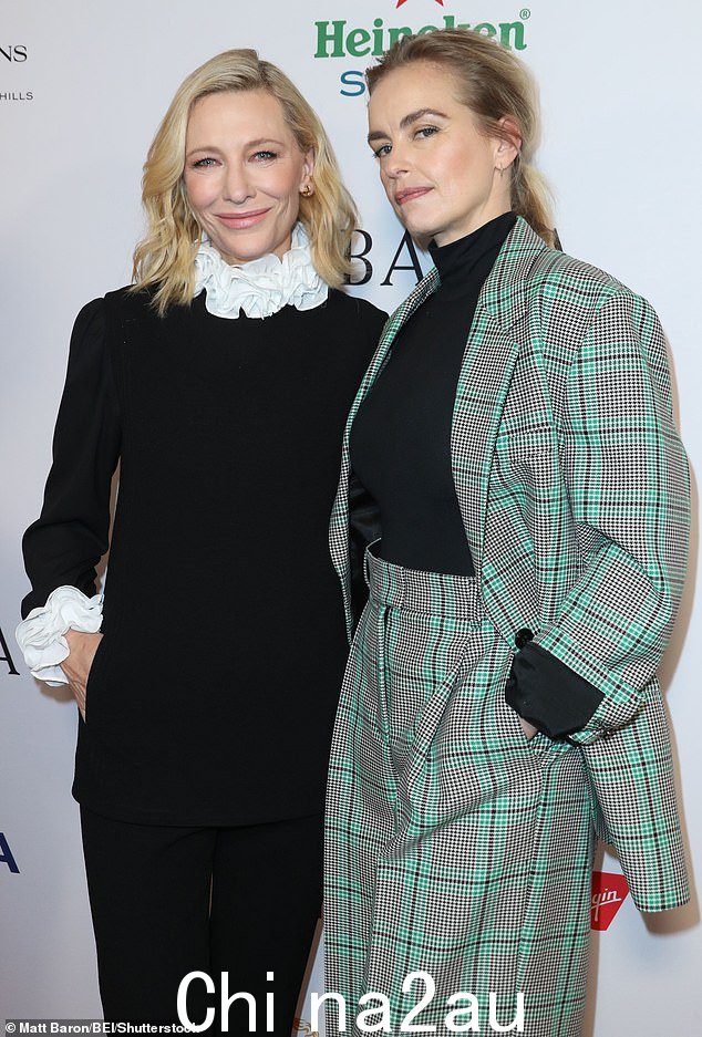 嘉宾:女演员尼娜·霍斯 (Nina Hoss) 加入名人行列,她选择了一件带有高领毛衣的超大格子套装