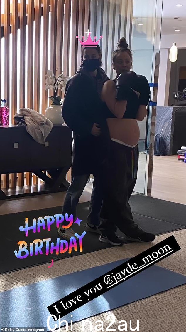 一路颠簸:Kaley Cuoco 在星期六向她的朋友兼造型师 Jayde Moon 致敬的同时让粉丝们看到了她的肚子