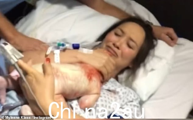 情感:这是在 Myleene 分享了一段感人的视频之后,她在 2019 年分娩后在产房里抱着儿子阿波罗