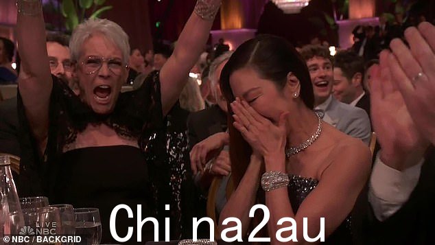好笑:杨紫琼在星期二晚上赢得了她的第一个金球奖,虽然这位 60 岁的女演员对她的奖项感到高兴,但没有人比她的联合主演杰米李柯蒂斯更高兴她的获奖