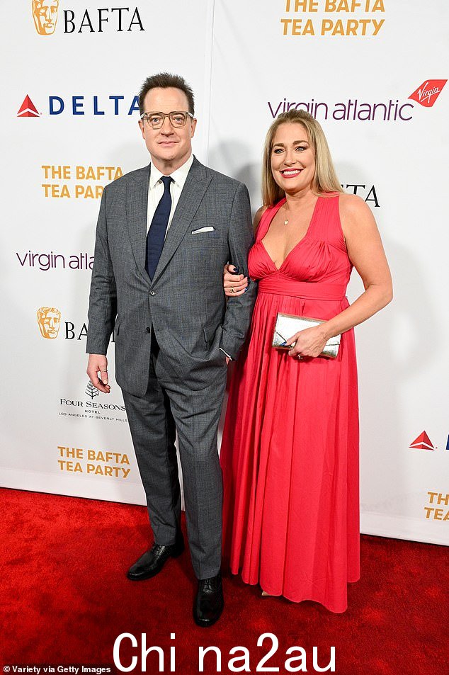 完美的一对:Brendan Fraser 周六在 BAFTA 茶会红毯上与他的搭档 Jeanne Moore 在比佛利山庄走红毯时看起来文雅