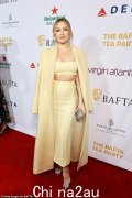 凯特·哈德森 (Kate Hudson) 在比佛利山庄的 BAFTA 茶话会上穿着别致的文胸上衣，露出健美的腹部