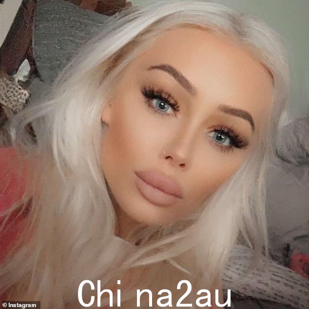 Nagel 女士穿着一件正面印有花花公子兔子标志的粉红色露脐上衣, en 她一周前失踪了