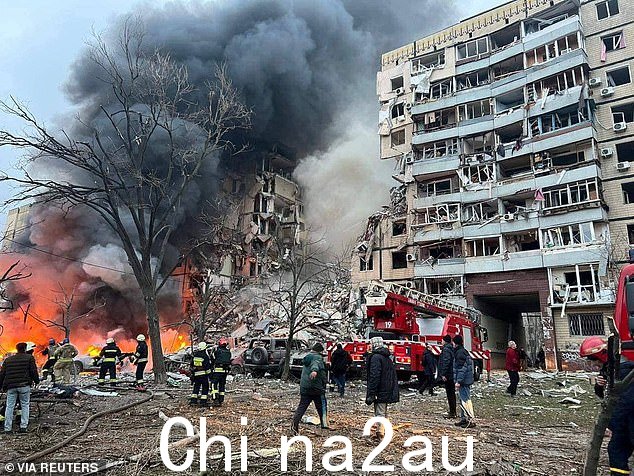 救援人员和当地居民在第聂伯罗的一座被俄罗斯导弹袭击严重损坏的公寓楼现场看到,在俄罗斯对乌克兰的袭击中
