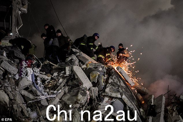 场景中令人痛心的图像显示了整个街区是如何被摧毁成一座砖头和砂浆的山