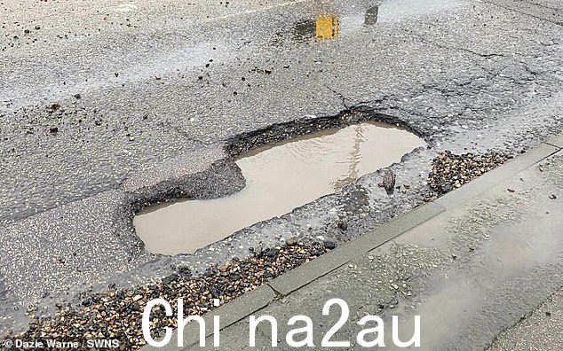 司机们被警告要预计由于 t 12 月的冰冻温度两侧出现大量降雨(图:肯特郡阿什福德 Elingham Way 的一个坑洞)