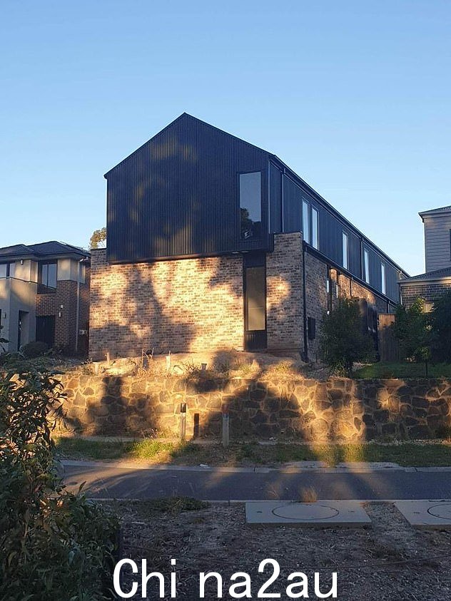 Rebecca Schrader 的房子(如图)由 Hallbury Homes 在墨尔本西北部郊区 Sunbury 建造