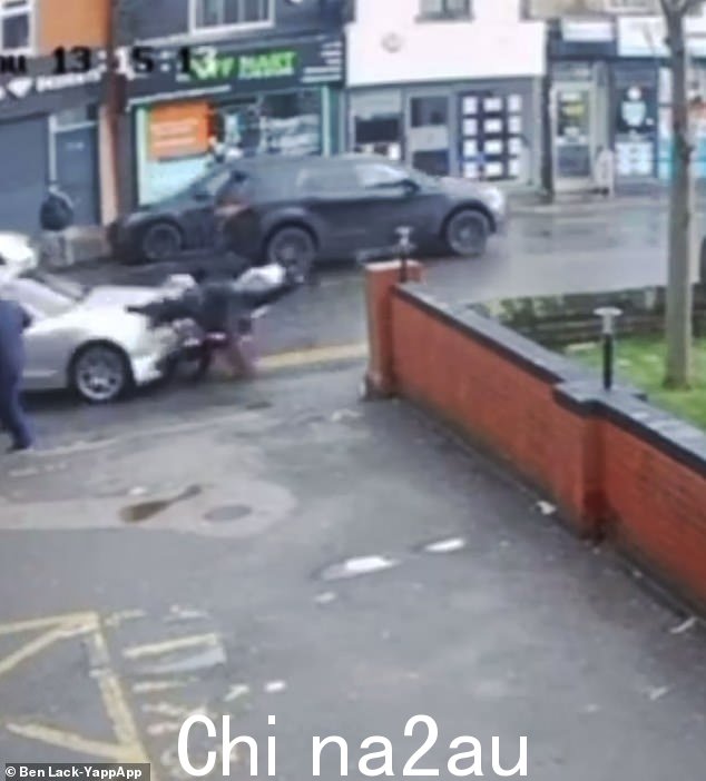 视频显示骑自行车的人走向他翻倒的自行车,并试图在奥迪撞到他时重新骑上它