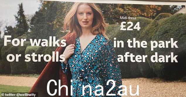 超市发布了一则 24 英镑裹身裙的广告，广告中一位女士穿着这件衣服，上面写着“适合在公园散步或天黑后散步”（如图）