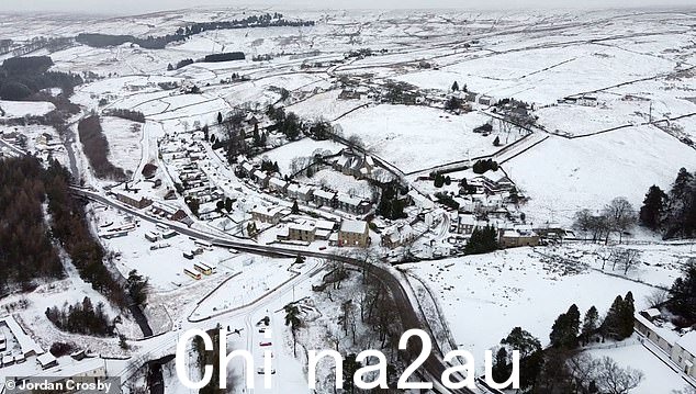 Cumbria 已经下雪了,这张鸟瞰图显示周日早上 Nenthead 村被白色的东西覆盖