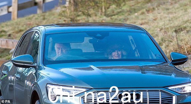75 岁的卡米拉 (Camilla) 和驾车的国王一起到达教堂时,全身裹得严严实实。