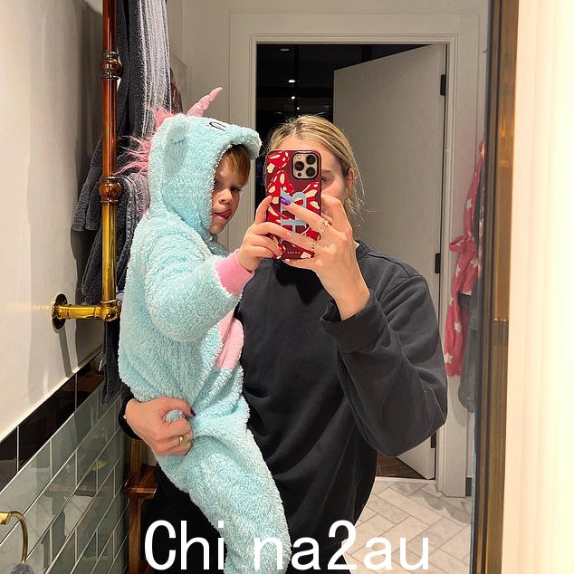 Oscar 帮助他的姐姐们在每月 12,000 英镑的公寓里为他自己的 Instagram 页面拍照